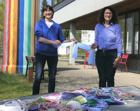 Erfreut über das Engagement der Ekkehard-Realschule Singen, nahm Berufstherapeutin Martina Niehl die selbstgenähten Mundnasenschutz von Schulleiterin Patricia Heller-Tassoni entgegen und bedankte sich im Namen des Hegau-Jugendwerks. Bild: Rinninsland